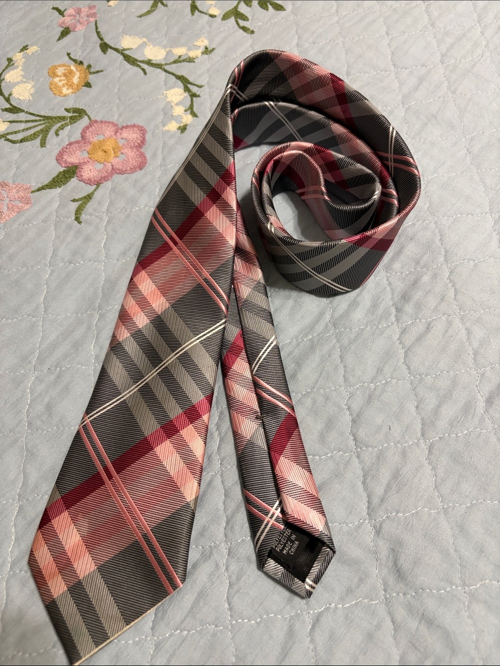 Geoffrey Beene Silk Polyester Blend - Pink/Gray Designer Tie 58.5"L X 3.25"W